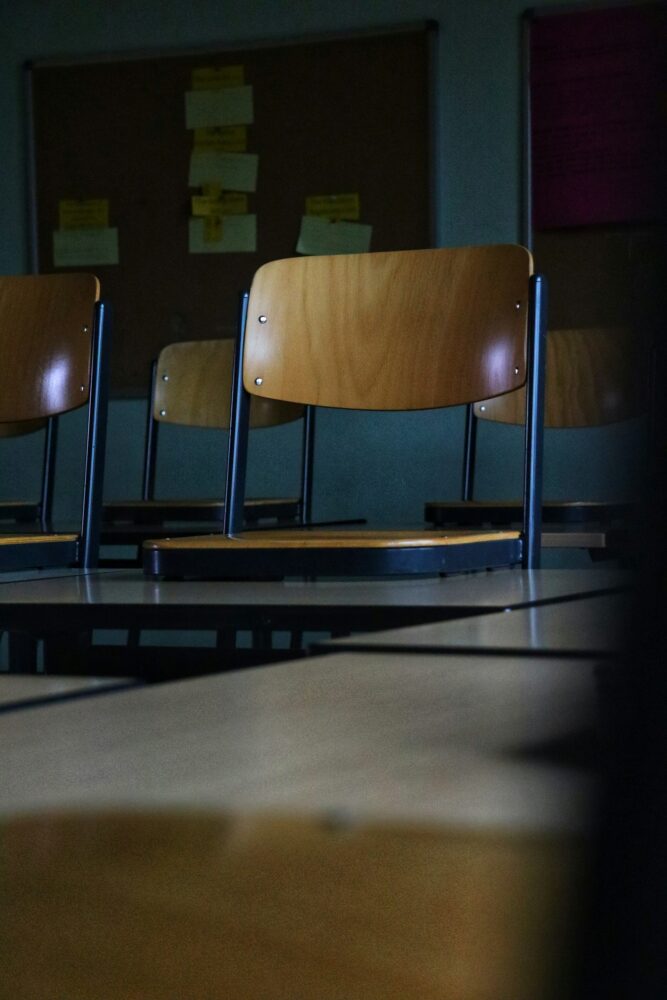 Praxis-Checkliste für Lehrkräfte & Schulleitung Künstliche Intelligenz ist im Schulalltag angekommen – nicht nur als Trend, sondern als echtes Werkzeug: Unterricht vorbereiten, Aufgaben differenzieren, Feedback formulieren, Sprachförderung unterstützen oder Ideen für Projekte sammeln. Gleichzeitig bleibt ein Thema bei vielen Schulen hängen wie Kaugummi unter dem Tisch: Datenschutz. Die gute Nachricht: Datenschutz bedeutet nicht „KI ist [&hellip;]