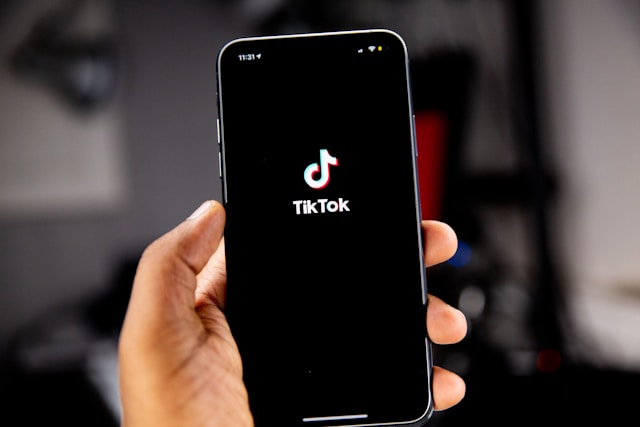 Lernen mit TikTok – Wie die Plattform die Bildung verändert TikTok galt lange als reine Unterhaltungsplattform für kurze Tanzvideos, Trends und Memes. Doch inzwischen hat sich die Plattform massiv verändert. Millionen Nutzer konsumieren heute täglich Inhalte rund um Bildung, Wissen, Karriere oder Weiterbildung. Besonders junge Menschen nutzen TikTok mittlerweile nicht nur zur Unterhaltung, sondern auch [&hellip;]